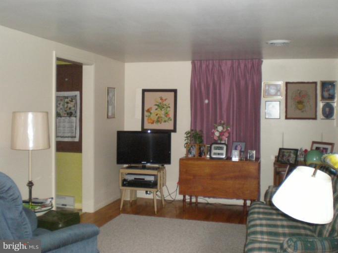 15145 Wingerton Road Waynesboro, PA 17268 - Photo 3 of 20 Living Room