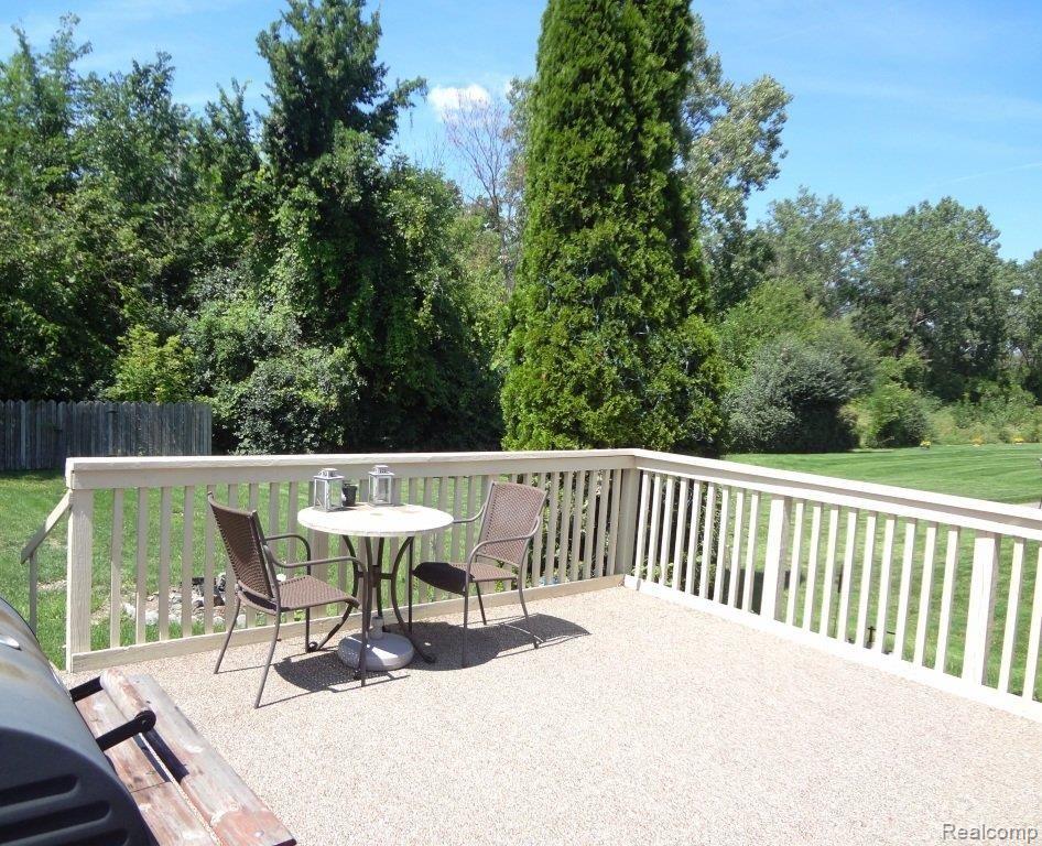 909 Milverton Road Troy, MI 48083 - Photo 12 of 14 Deck.JPG