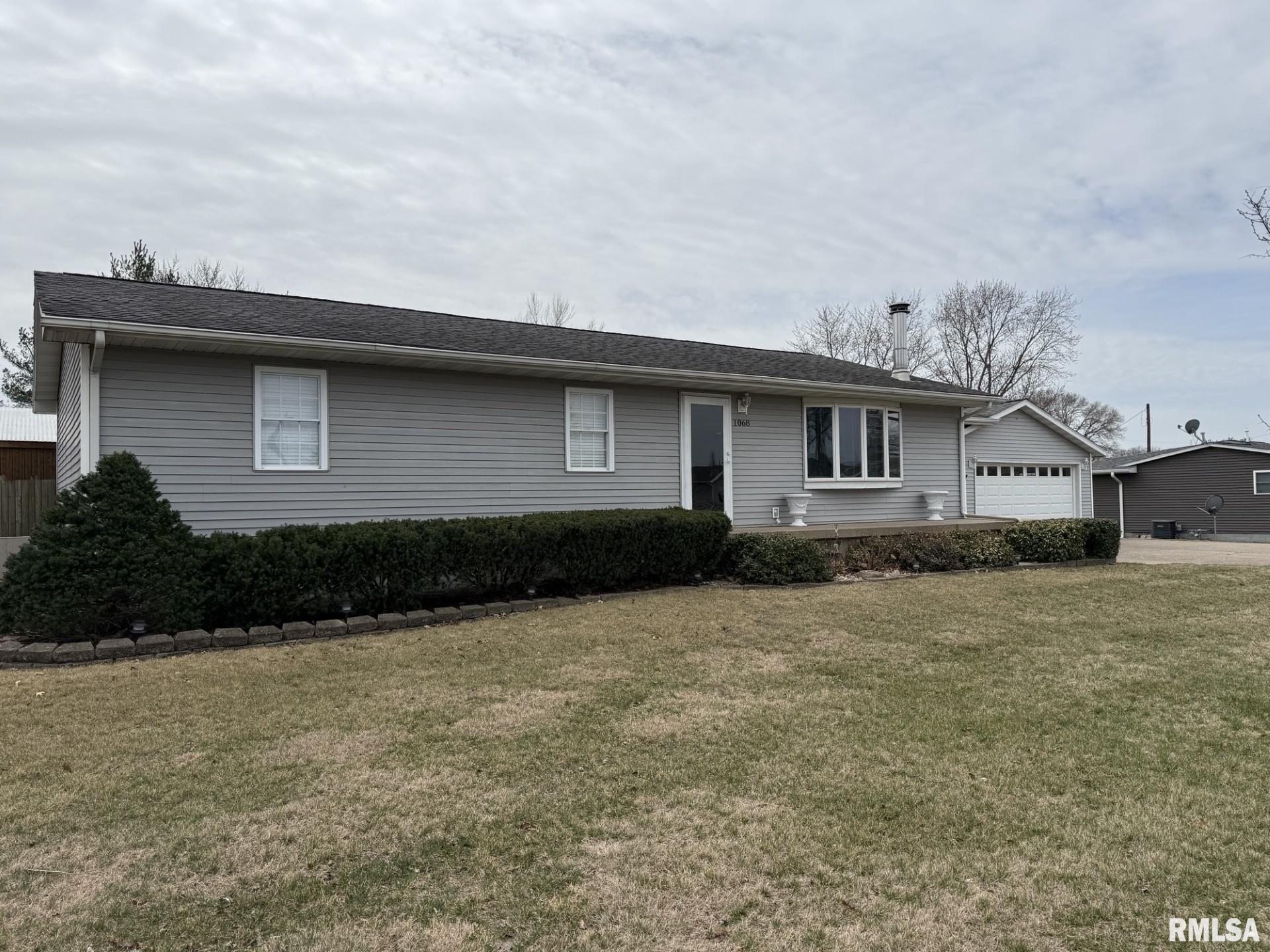 1068 First Street Gladstone, IL 61437 - Photo 2 of 40