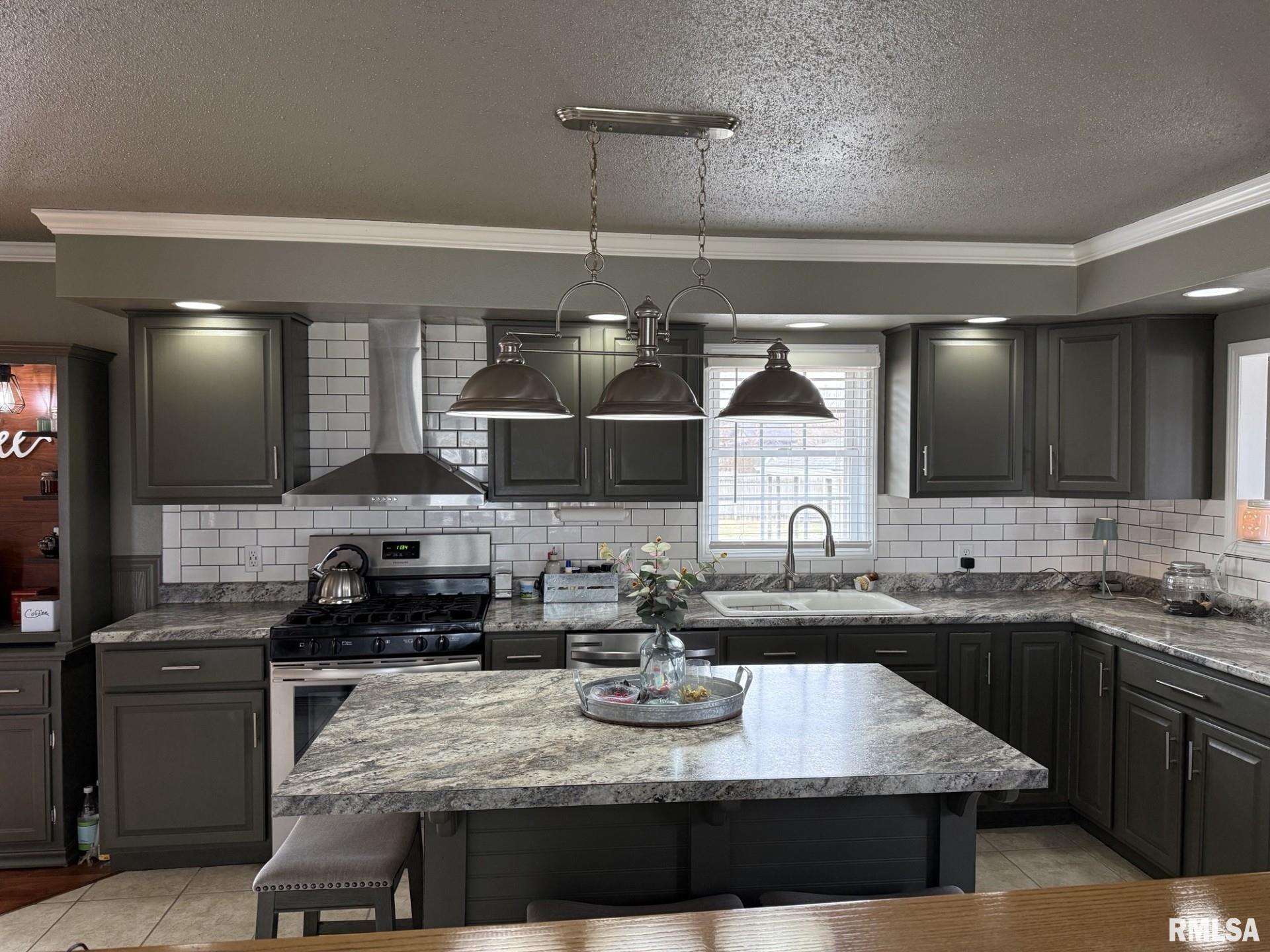 1068 First Street Gladstone, IL 61437 - Photo 5 of 40