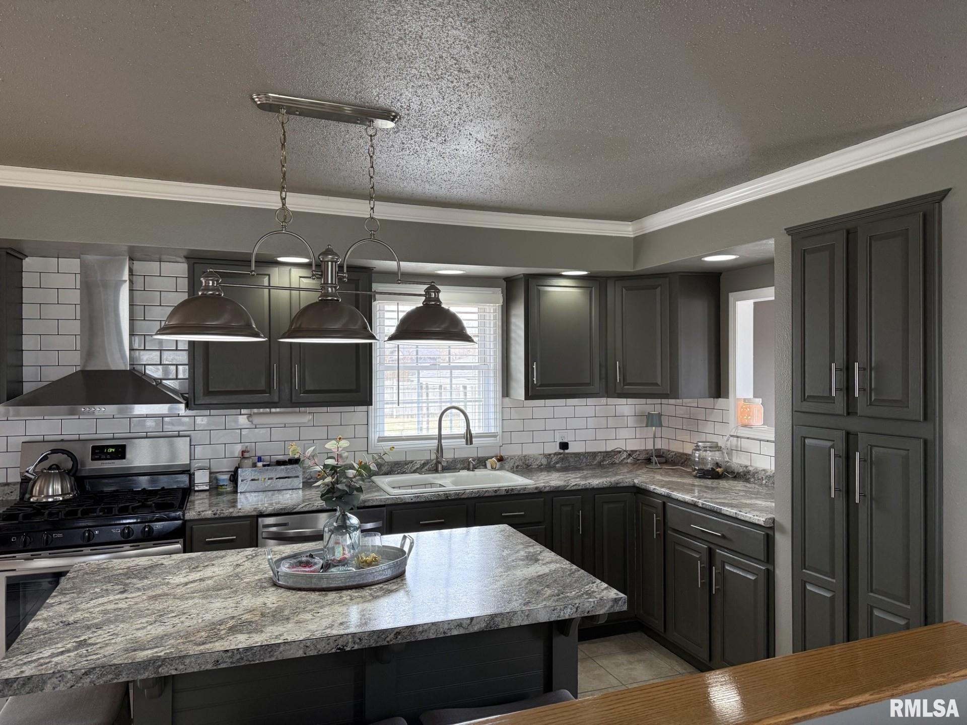 1068 First Street Gladstone, IL 61437 - Photo 6 of 40