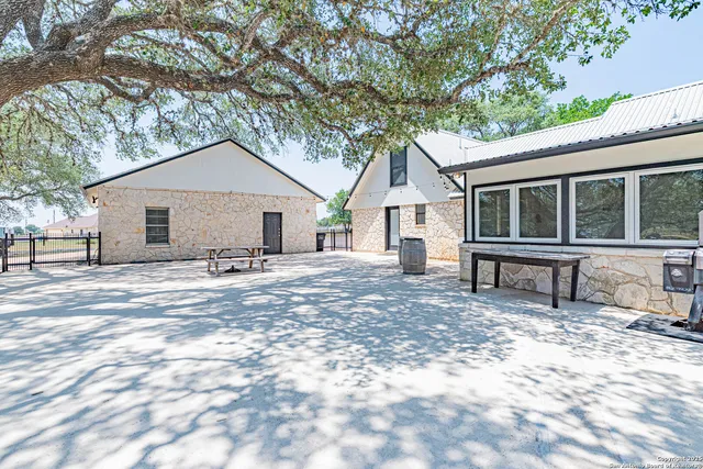 $629,999 | 461 Farm To Market 3432, La Vernia, TX 78121