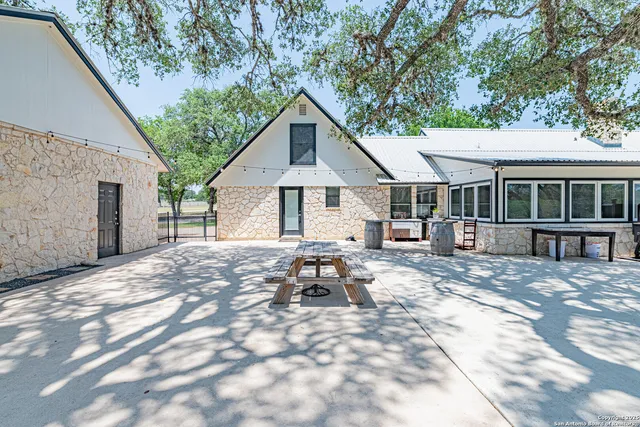 $629,999 | 461 Farm To Market 3432, La Vernia, TX 78121