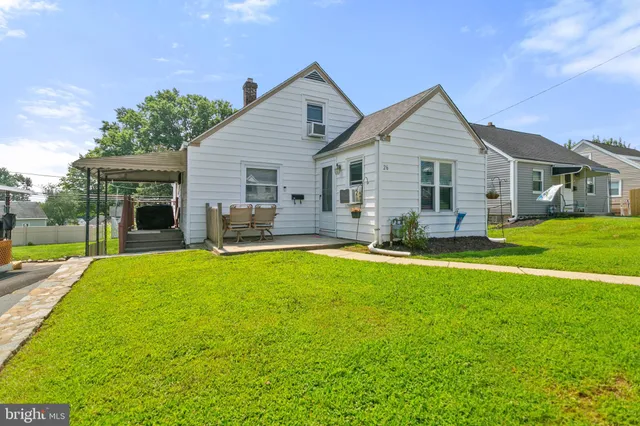 a view of a house with backyard and porch