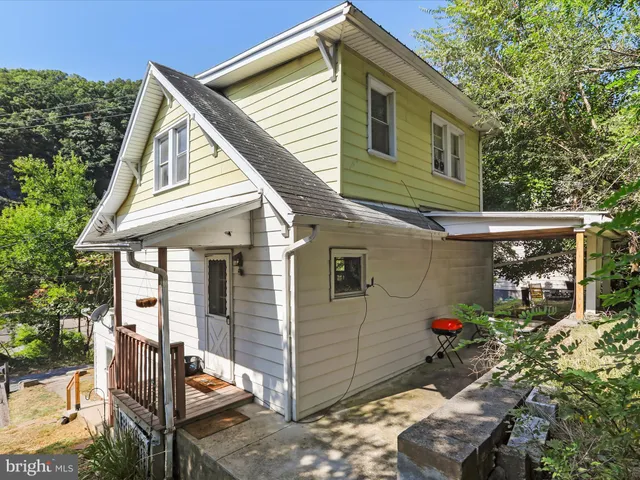a house view with a backyard space