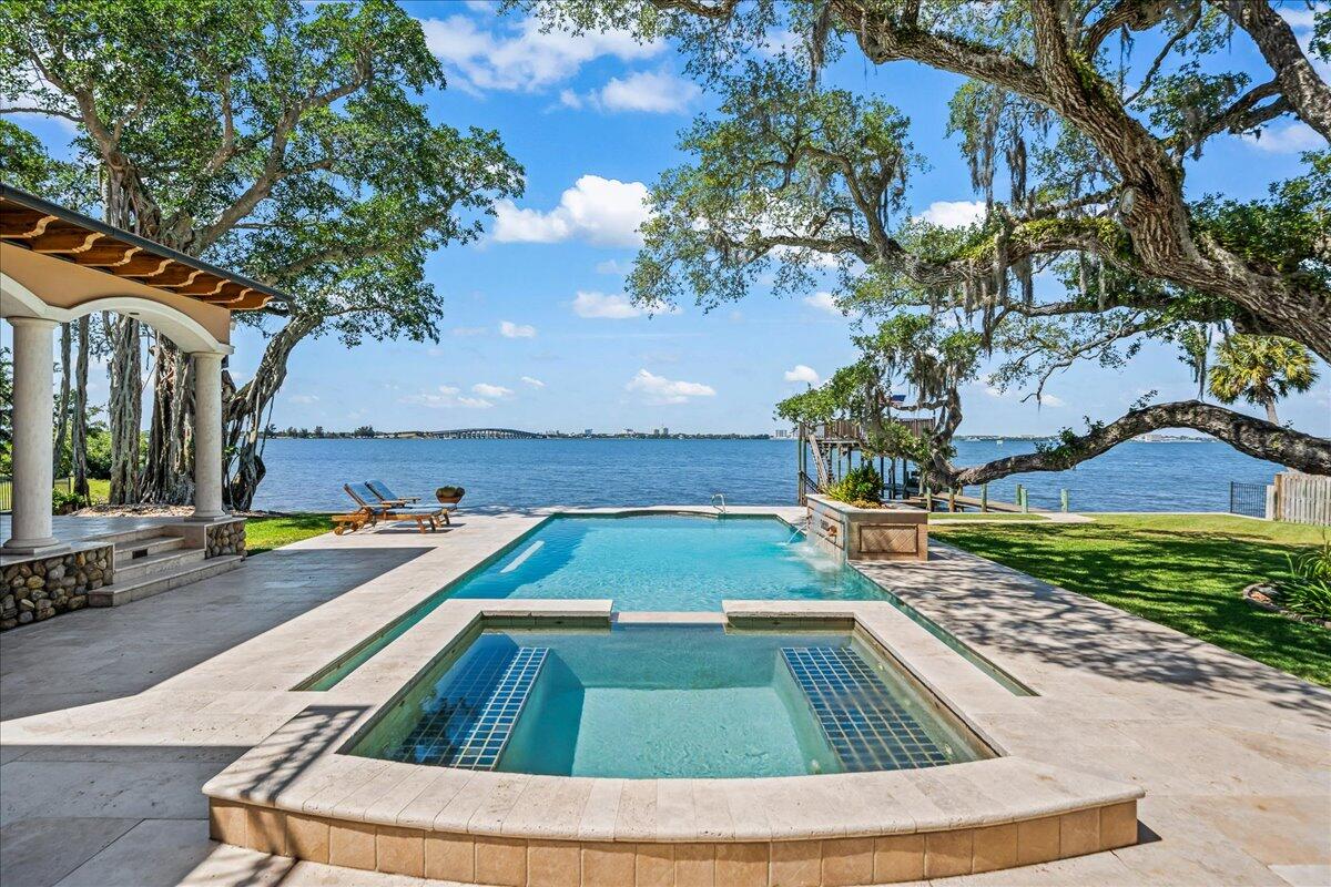 808 North Riverside Dr