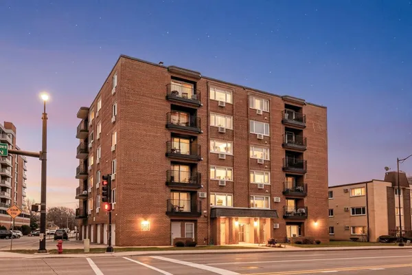 $259,900 | 659 South Des Plaines River Road, Unit 2A, Des Plaines, IL 60016