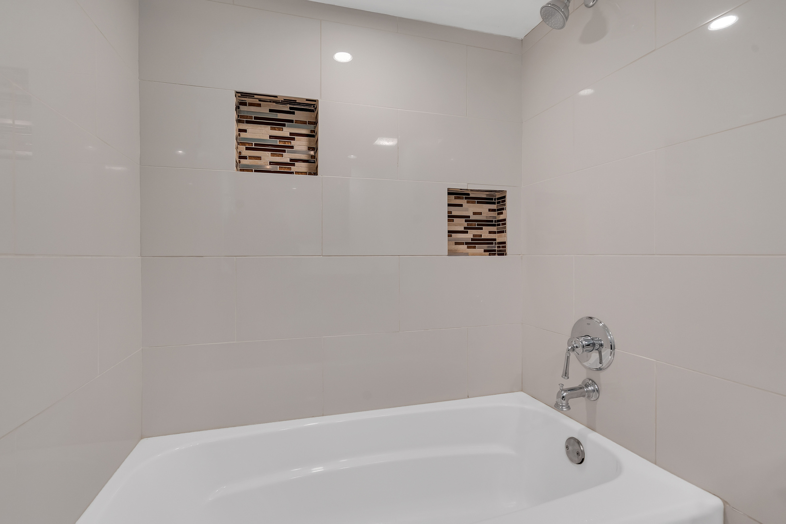 659 South Des Plaines River Road, Unit 2A Des Plaines, IL 60016 - Photo 20 of 28 a bathroom with a bathtub