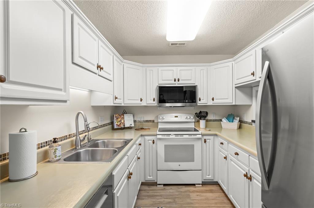 166 Wyndham Court High Point, NC 27265 - Photo 11 of 37