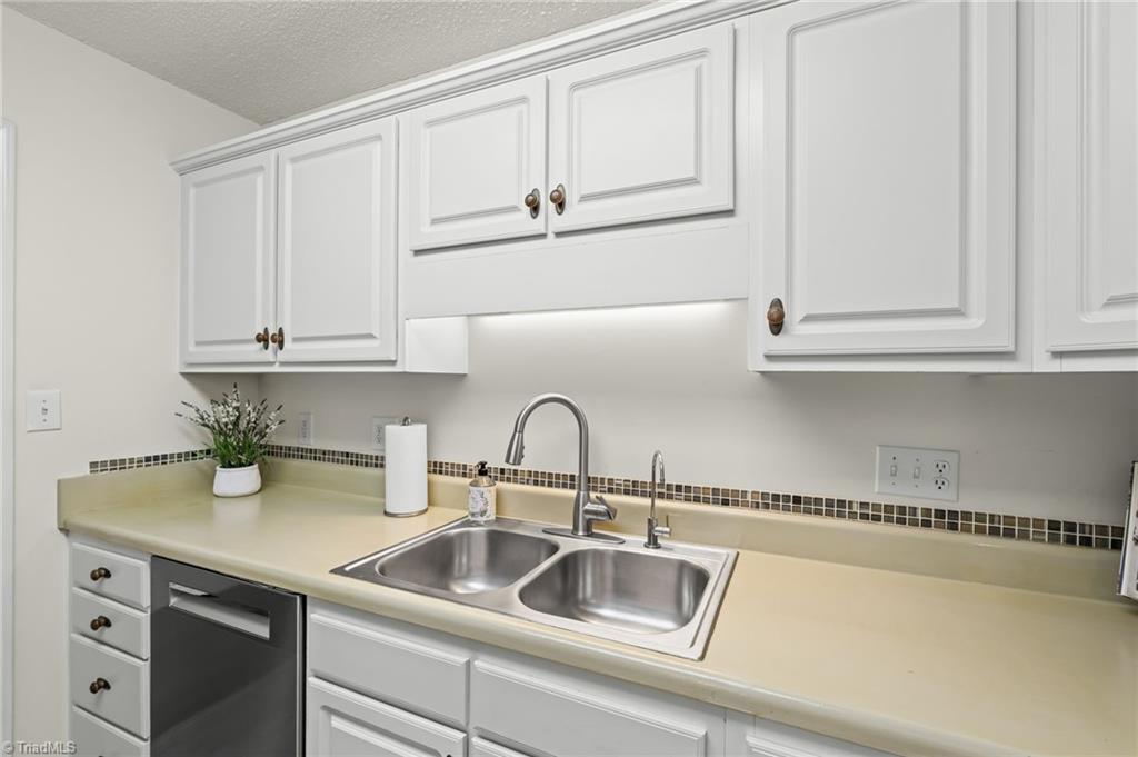 166 Wyndham Court High Point, NC 27265 - Photo 14 of 37