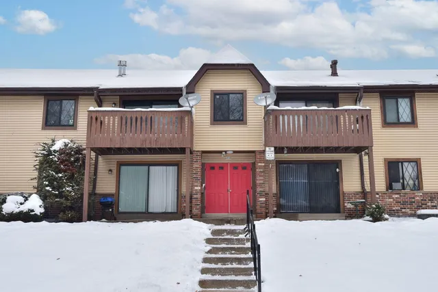 $74,900 | 6030 West Calumet Road, Unit 204H, Milwaukee, WI 53223