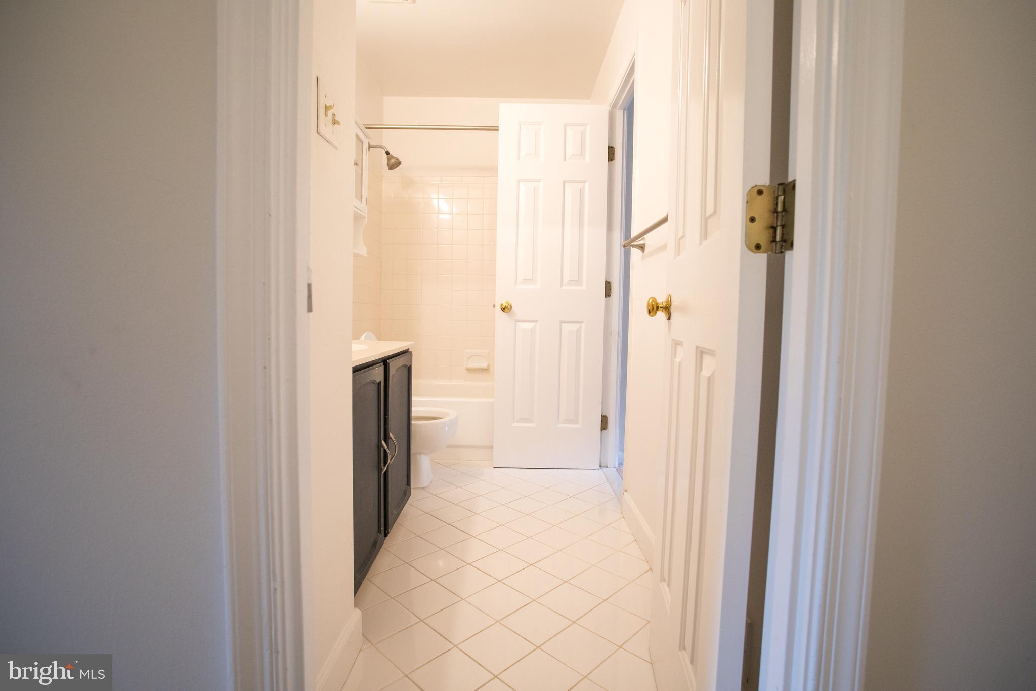 2051 South Glebe Road Arlington, VA 22206 - Photo 22 of 31 Upstairs Bathroom