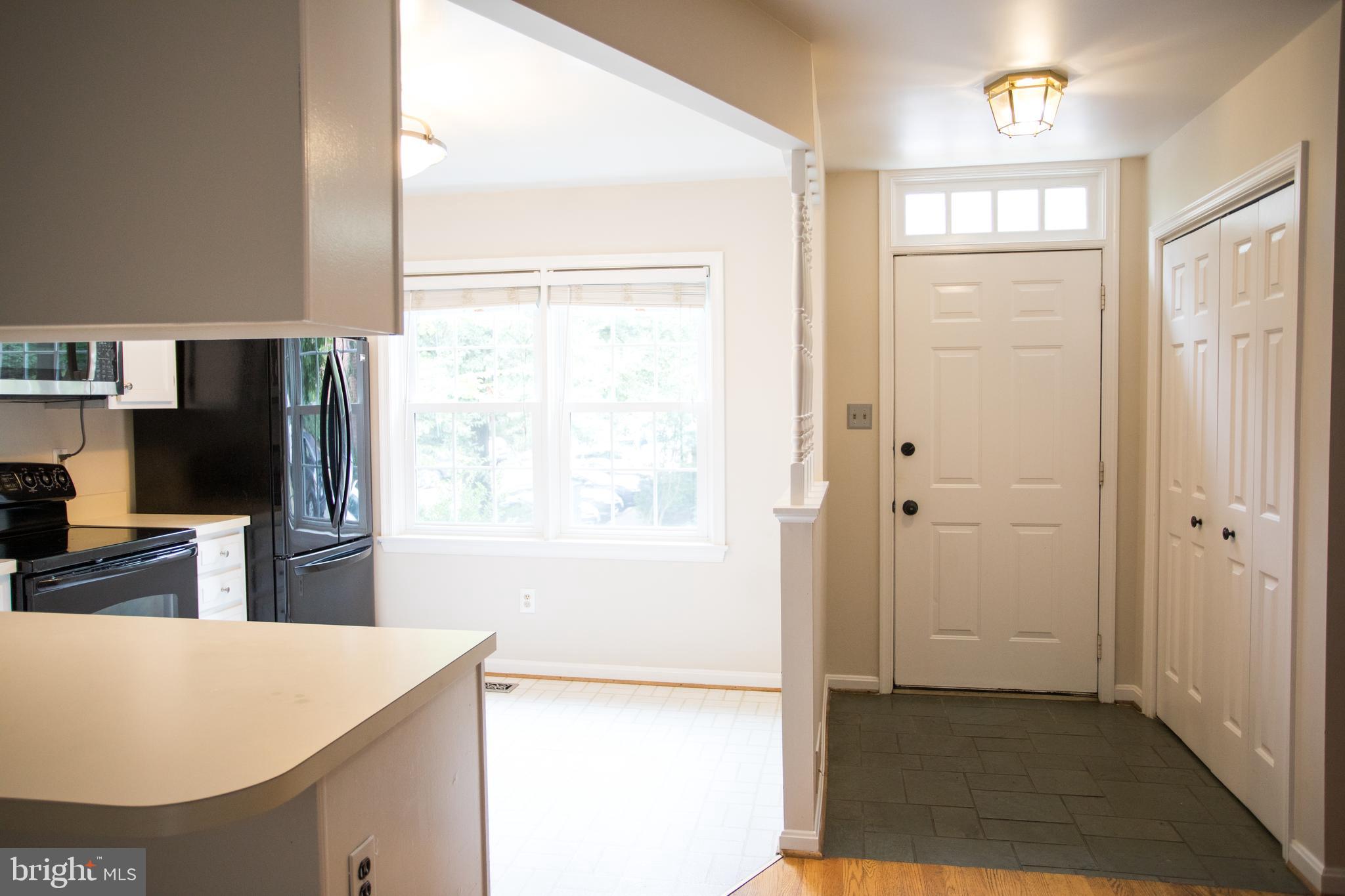 2051 South Glebe Road Arlington, VA 22206 - Photo 5 of 31 Kitchen/Foyer