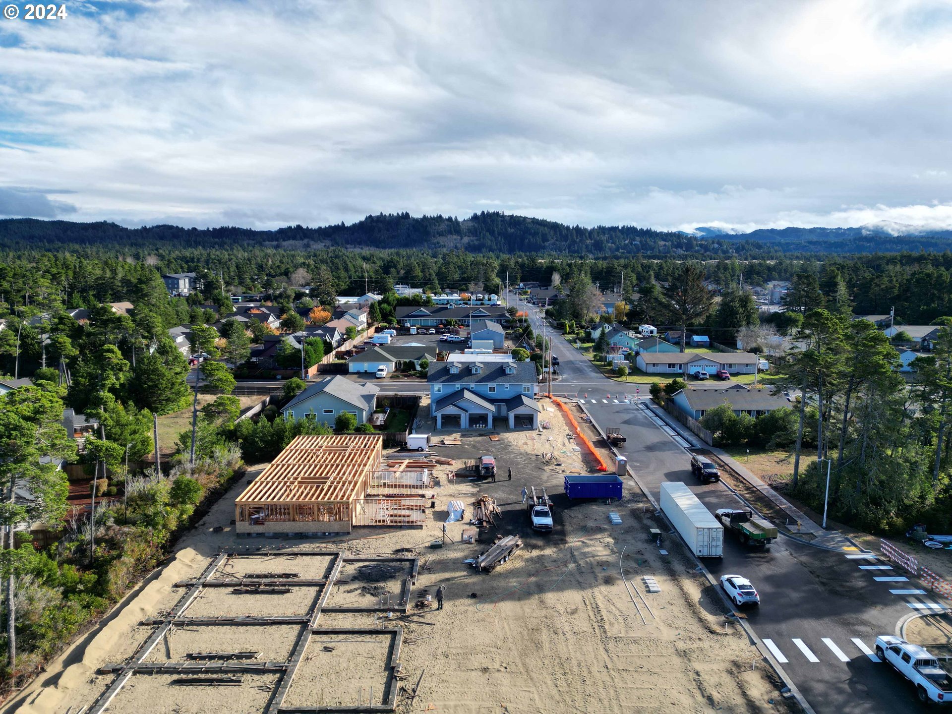 1587 37th Street Florence, OR 97439 - Photo 2 of 47 a view of a city