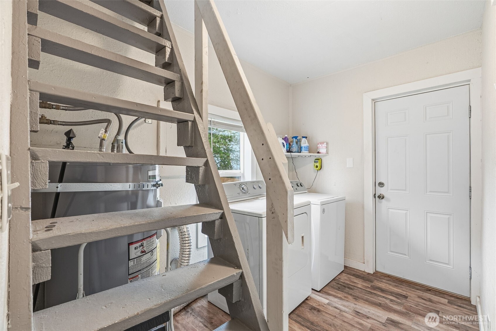 228 Holcomb Spur Road Kelso, WA 98626 - Photo 13 of 23 a view of an entryway with wooden floor