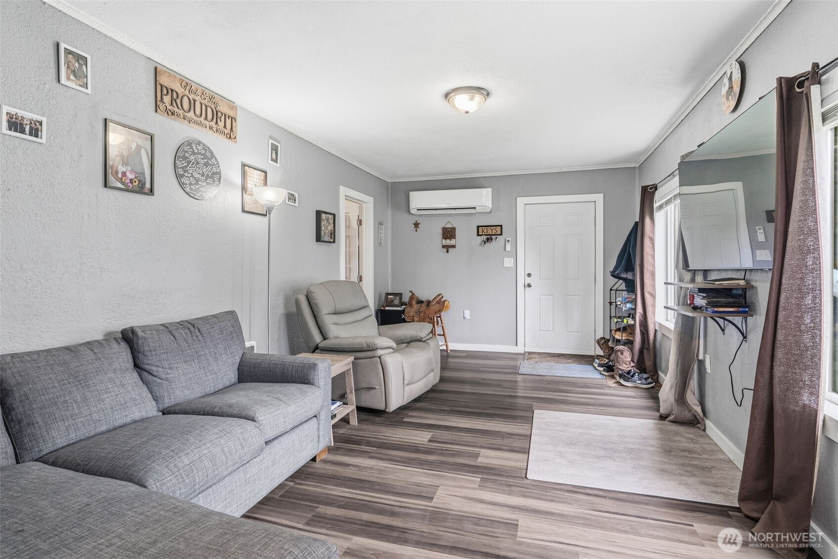 228 Holcomb Spur Road Kelso, WA 98626 - Photo 5 of 23 a living room with furniture and a rug