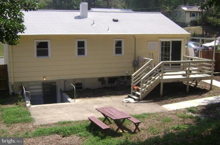 15414 Michigan Rd. Woodbridge, VA 22191 - Photo 2 of 12 Back yard