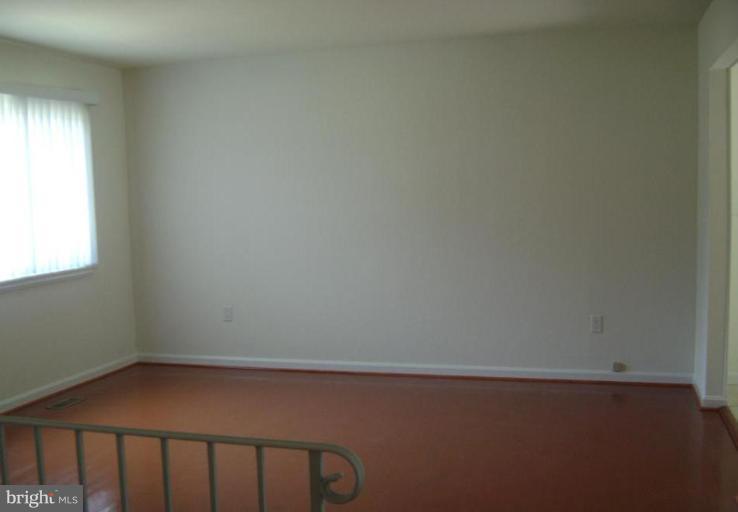 15414 Michigan Rd. Woodbridge, VA 22191 - Photo 10 of 12 Living Room