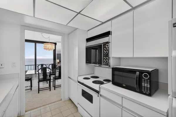 $975,000 | 5510 North Ocean Drive, Unit 24A, Singer Island, FL 33404