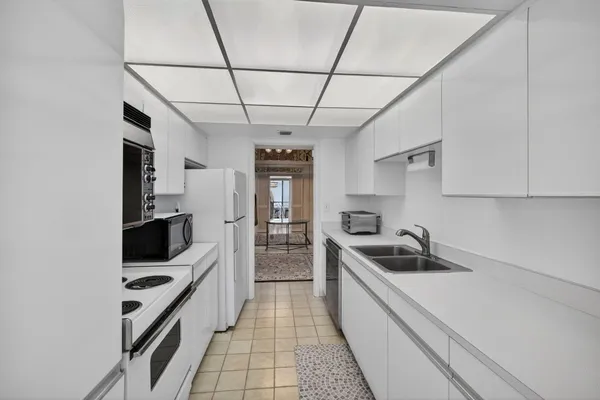 $975,000 | 5510 North Ocean Drive, Unit 24A, Singer Island, FL 33404