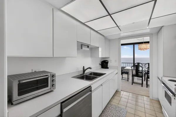 $975,000 | 5510 North Ocean Drive, Unit 24A, Singer Island, FL 33404