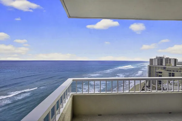 $975,000 | 5510 North Ocean Drive, Unit 24A, Singer Island, FL 33404