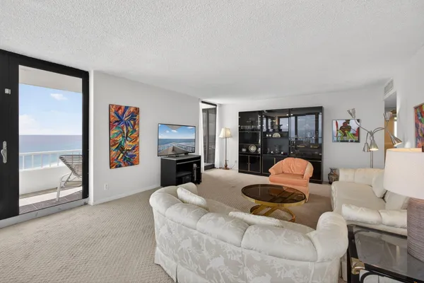 $975,000 | 5510 North Ocean Drive, Unit 24A, Singer Island, FL 33404