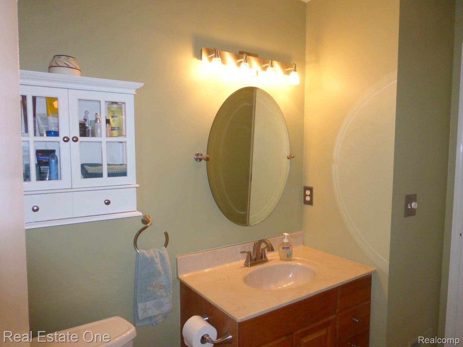 645 Hidden Ridge Drive Troy, MI 48083 - Photo 20 of 43 Upper Level Full Bath