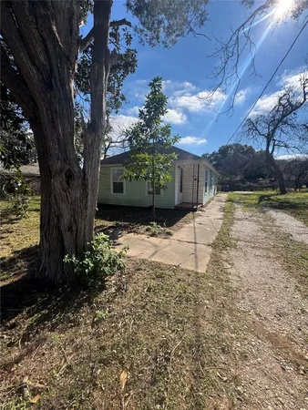 $1,550 | 512 Rice Street, Angleton, TX 77515