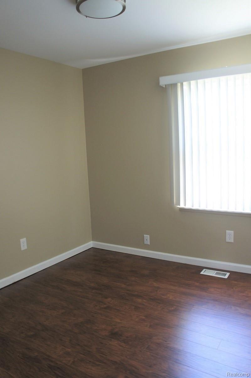 3174 Avon Manor Road Rochester, MI 48307 - Photo 11 of 18 Avon Manor bed 1.JPG