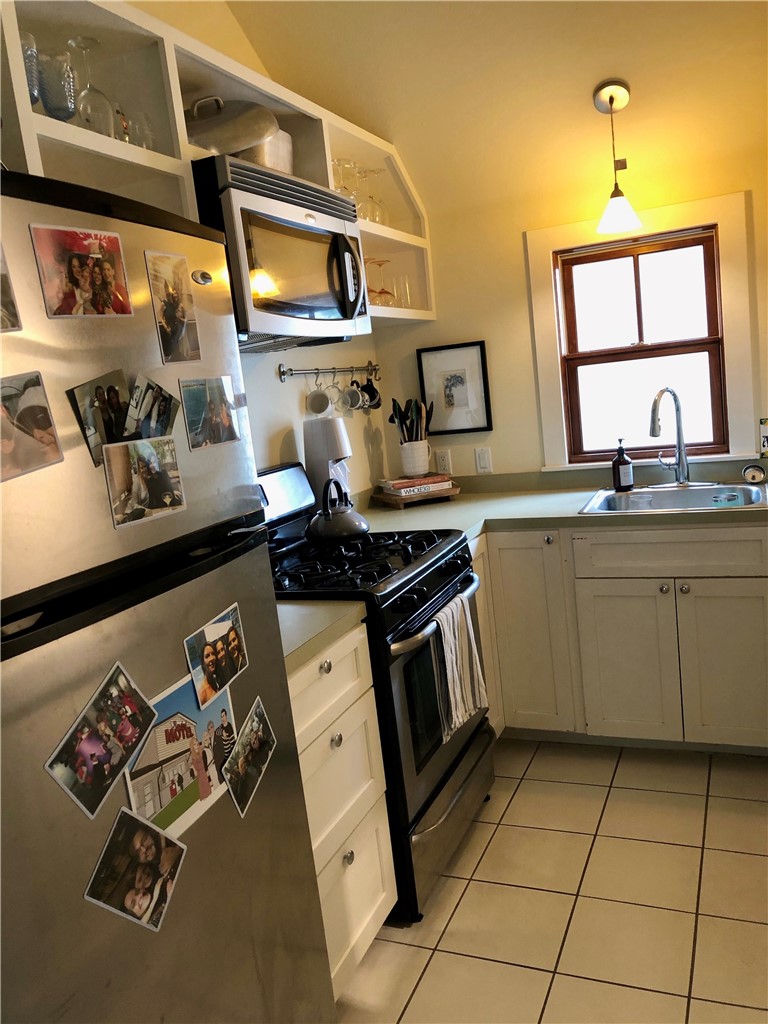 4205 Camacho Street, Unit GARAGEAPARTMENT Austin, TX 78723 - Photo 5 of 6 Refrigerator, microwave, stove/oven, washer and dryer included