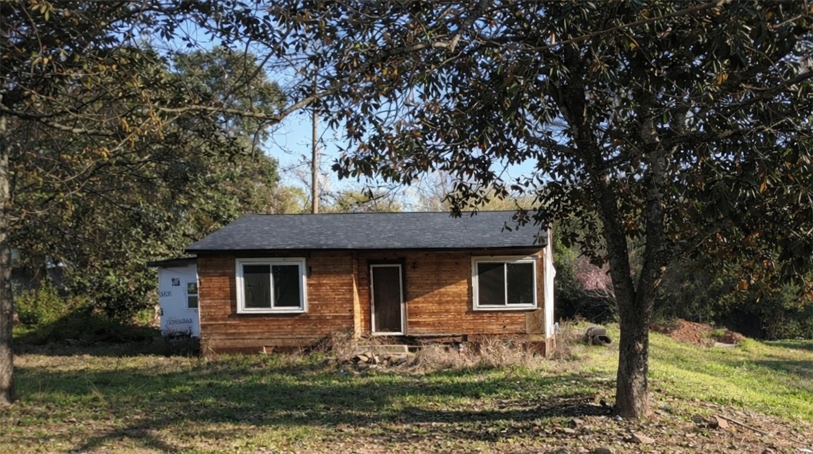 This charming cottage offers an opportunity for tranquil living amidst natural surroundings.