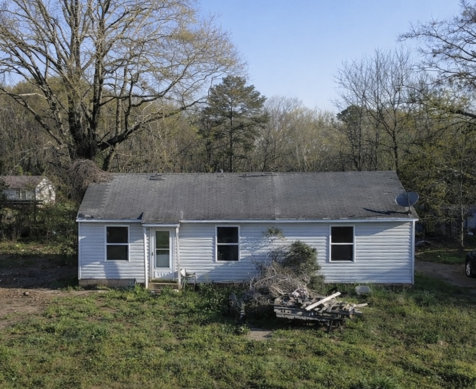 1307 East Park Drive Anderson, SC 29621 - Photo 3 of 12 This charming residence offers a peaceful retreat surrounded by nature's beauty.