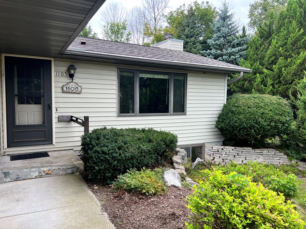 1105 S Ridgeway Avenue Sturgeon Bay, WI 54235 - Photo 3 of 33