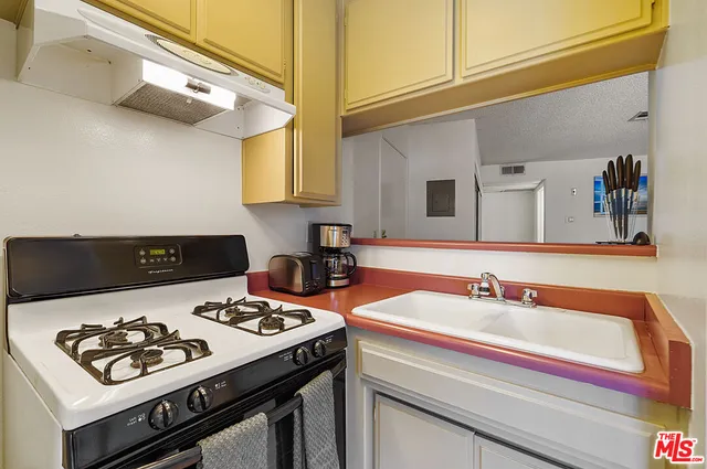 $1,850 | 3600 Bagley Avenue, Unit 207, Los Angeles, CA 90034