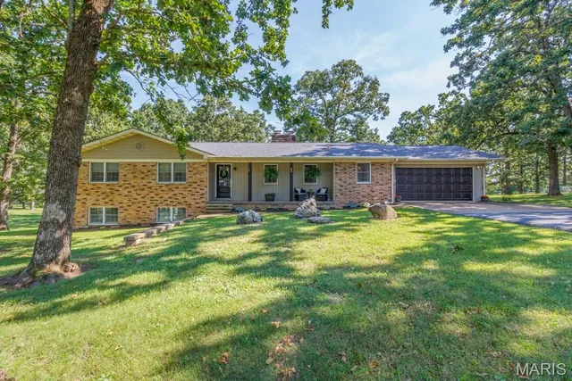 $399,900 | 20150 Southwest Oakwood Drive, Lebanon, MO 65536