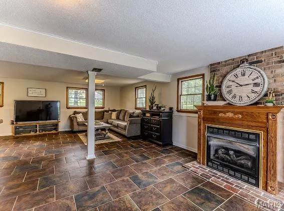 $399,900 | 20150 Southwest Oakwood Drive, Lebanon, MO 65536