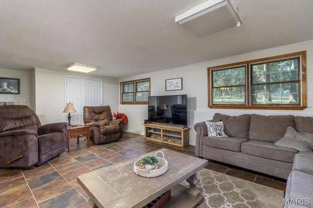 $399,900 | 20150 Southwest Oakwood Drive, Lebanon, MO 65536