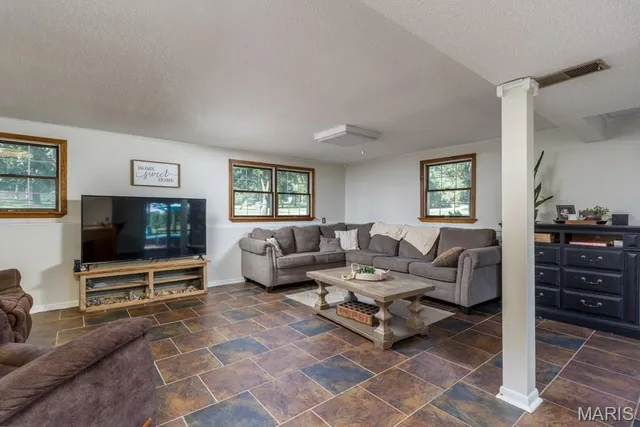 $399,900 | 20150 Southwest Oakwood Drive, Lebanon, MO 65536