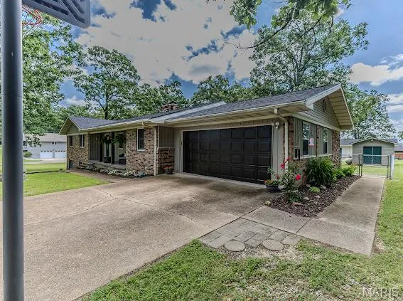 $399,900 | 20150 Southwest Oakwood Drive, Lebanon, MO 65536