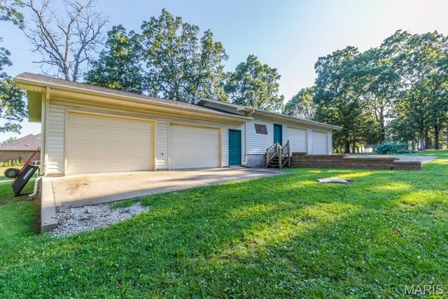 $399,900 | 20150 Southwest Oakwood Drive, Lebanon, MO 65536