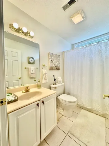 $289,000 | 661 Lake Harbor Drive, Marion, IL 62959