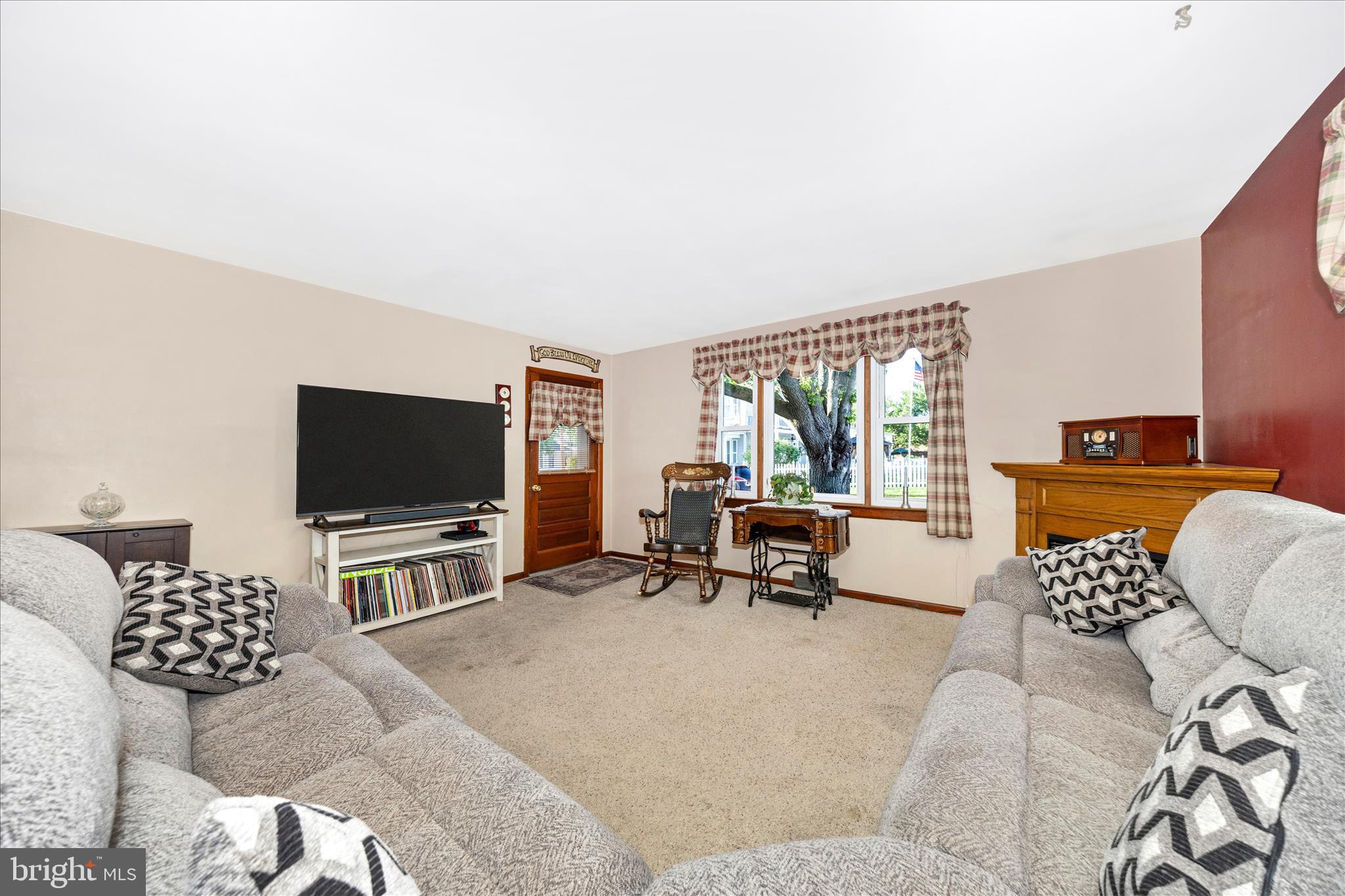 3 East Chestnut Street Funkstown, MD 21734 - Photo 7 of 51 Living Room