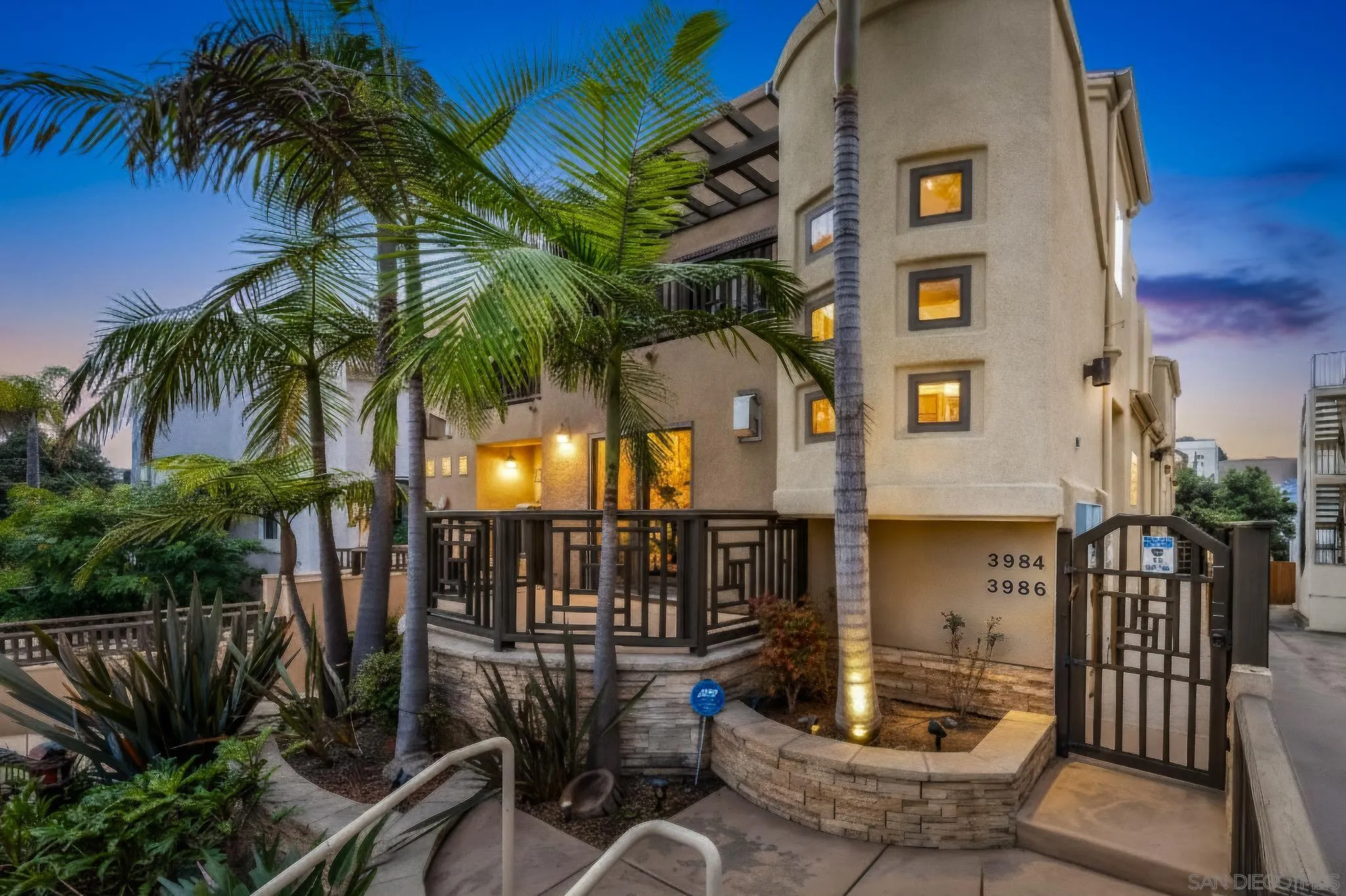 a view of outdoor space yard and porch
