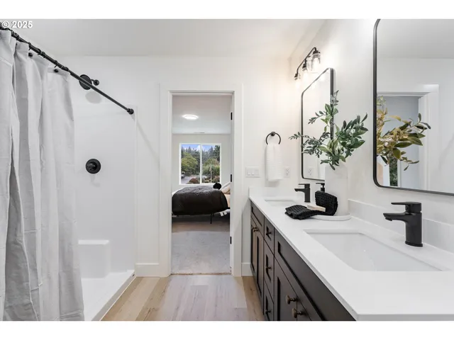 a en suite bathroom with a double vanity sink and mirror