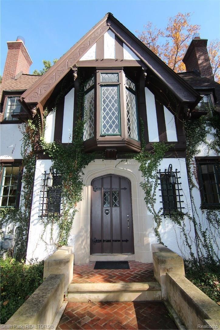 990 Burnham Road Bloomfield Hills, MI 48304 - Photo 2 of 54 Stately