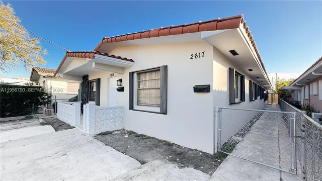 $2,700 | 2617 Southwest 32nd Court, Unit 2617, Miami, FL 33133