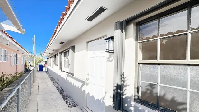 $2,700 | 2617 Southwest 32nd Court, Unit 2617, Miami, FL 33133