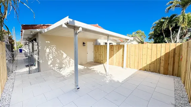 $2,700 | 2617 Southwest 32nd Court, Unit 2617, Miami, FL 33133