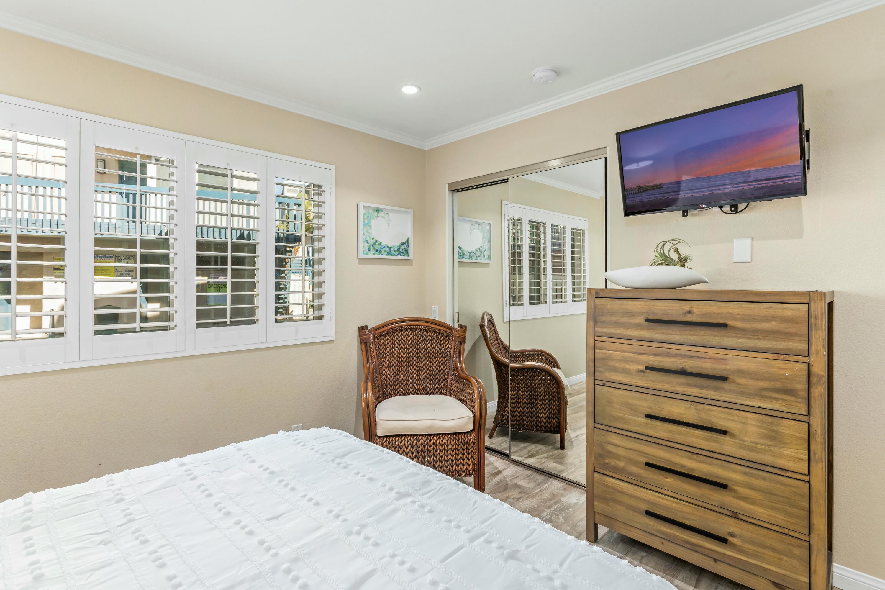 4700 Sandyland Road, Unit 12 Carpinteria, CA 93013 - Photo 9 of 27 a bedroom with a bed and a dresser